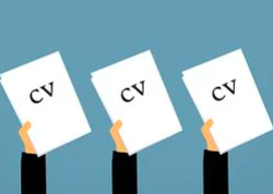 Aparecen los brazos de tres personas con sus respectivos Curriculum en la mano.