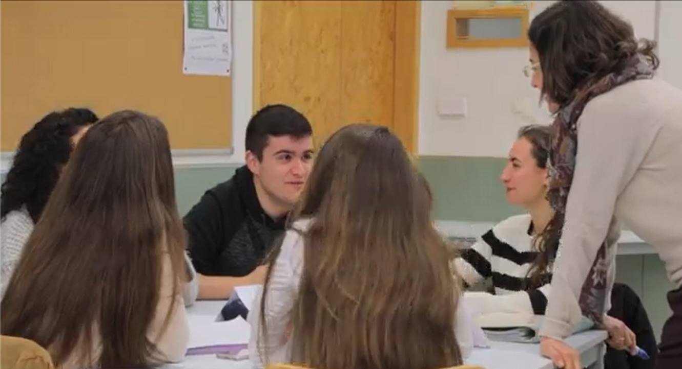 Se muestra una imagen de alumnos en clase en la Facultad de Ciencias de la Empresa