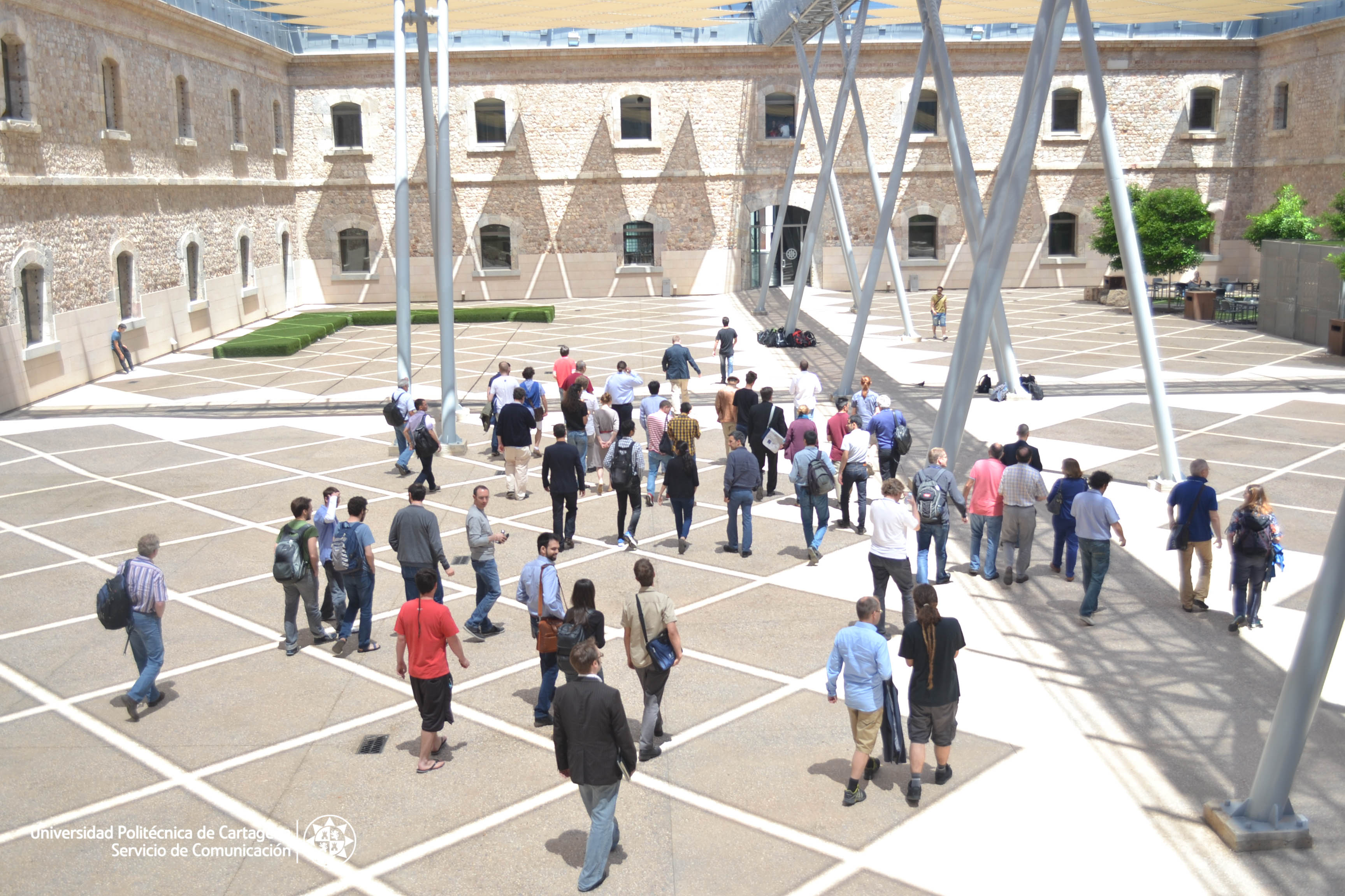 La imagen muestra el patio irterno de la Facultad de Ciencias de la Empresa