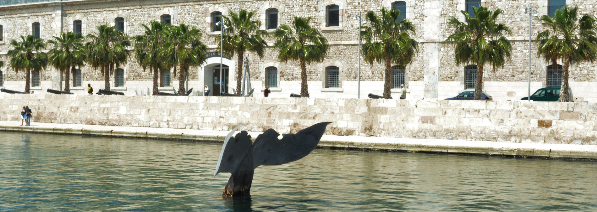 Muestra la escultura de la Cola de Ballena frente al edificio de la Facultad de Ciencias de la Empresa