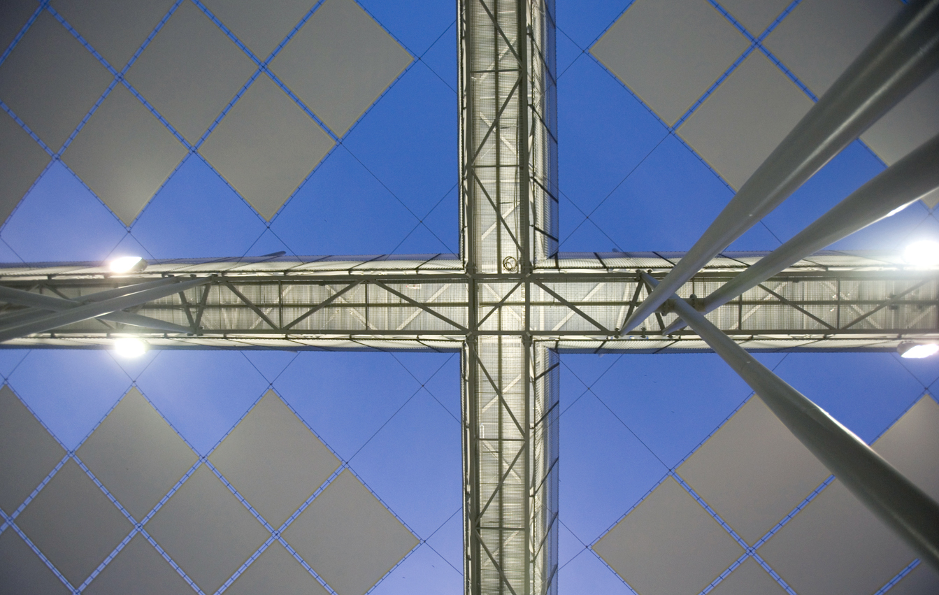 La imagen muestra un detalle arquitectónico de la Facultad de Ciencias de la Empresa