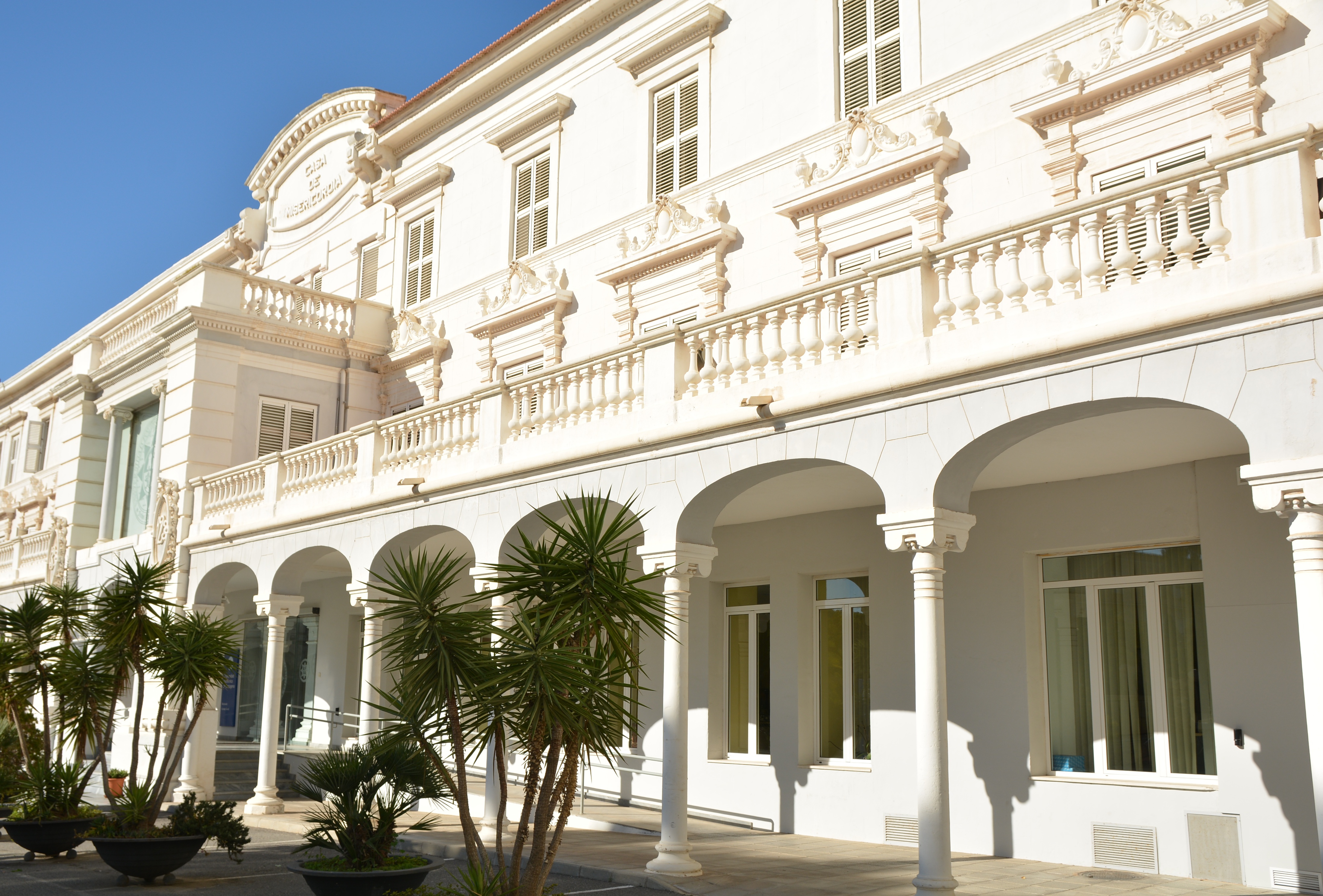Muestra el edificio del Rectorado de la Facultad de Ciencias de la Empresa