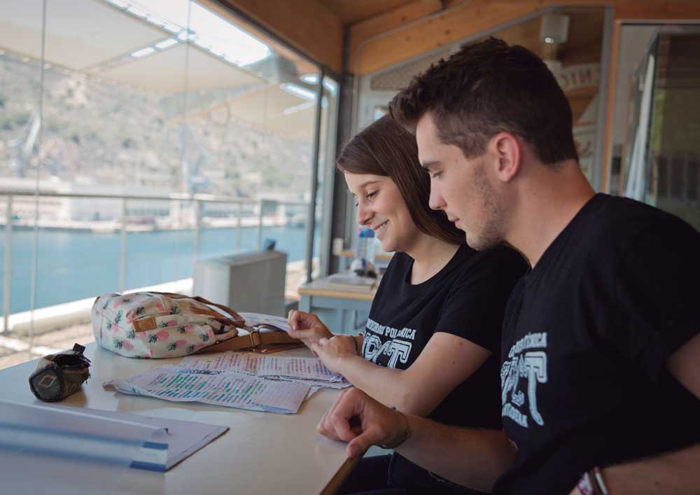 Muestra dos estudiantes en las instalaciones de la Facultad de Ciencias de la Empresa