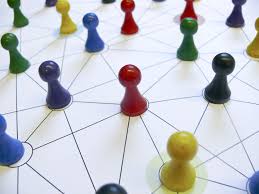 Muestra peones de plástico de colores intercontactos mediante líneas dibujadas en el suelo