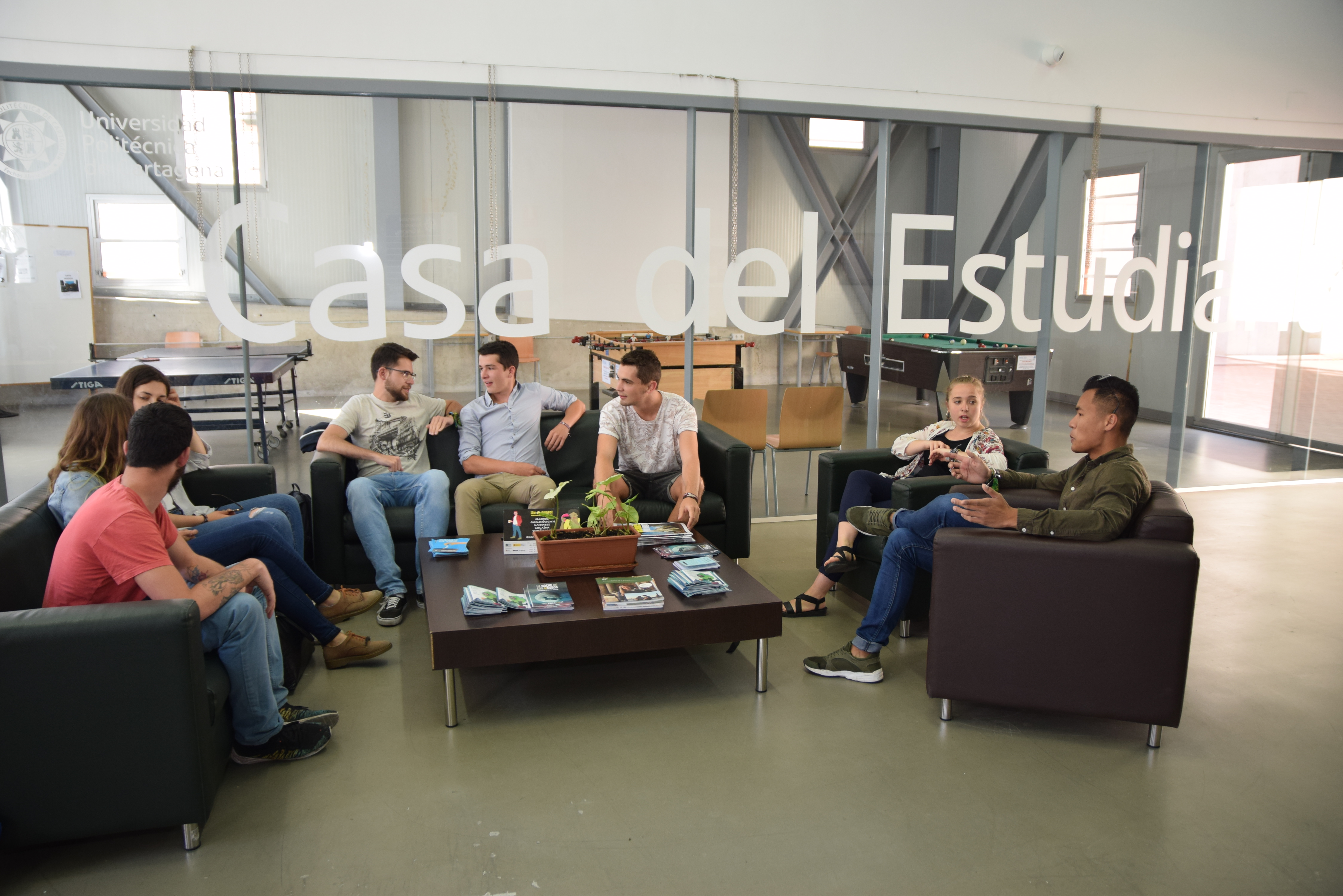 Estudiantes hablando en la el hall de la casa del estudiante