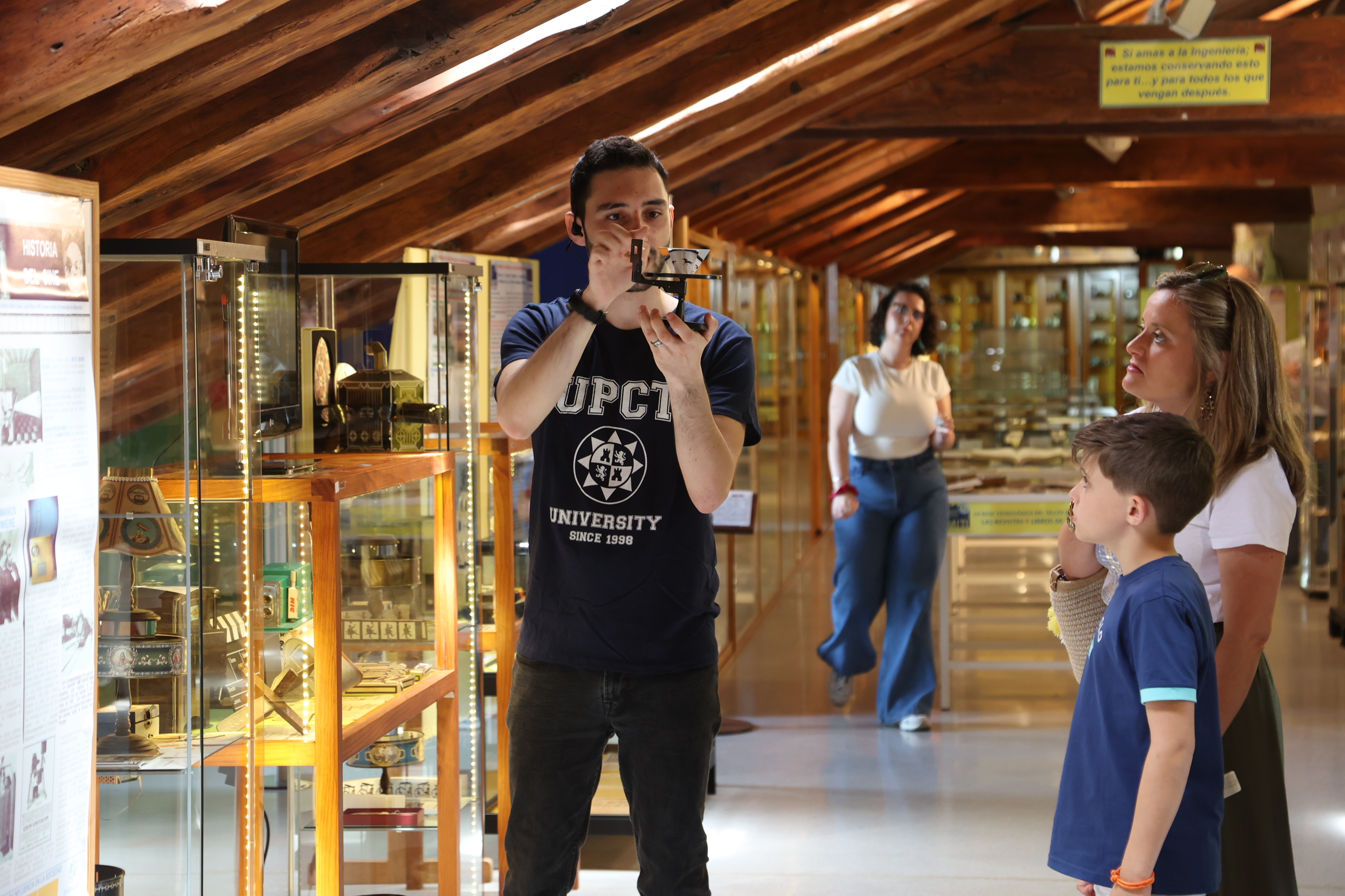 estudiantes upct explicando en el museo de ingeniería