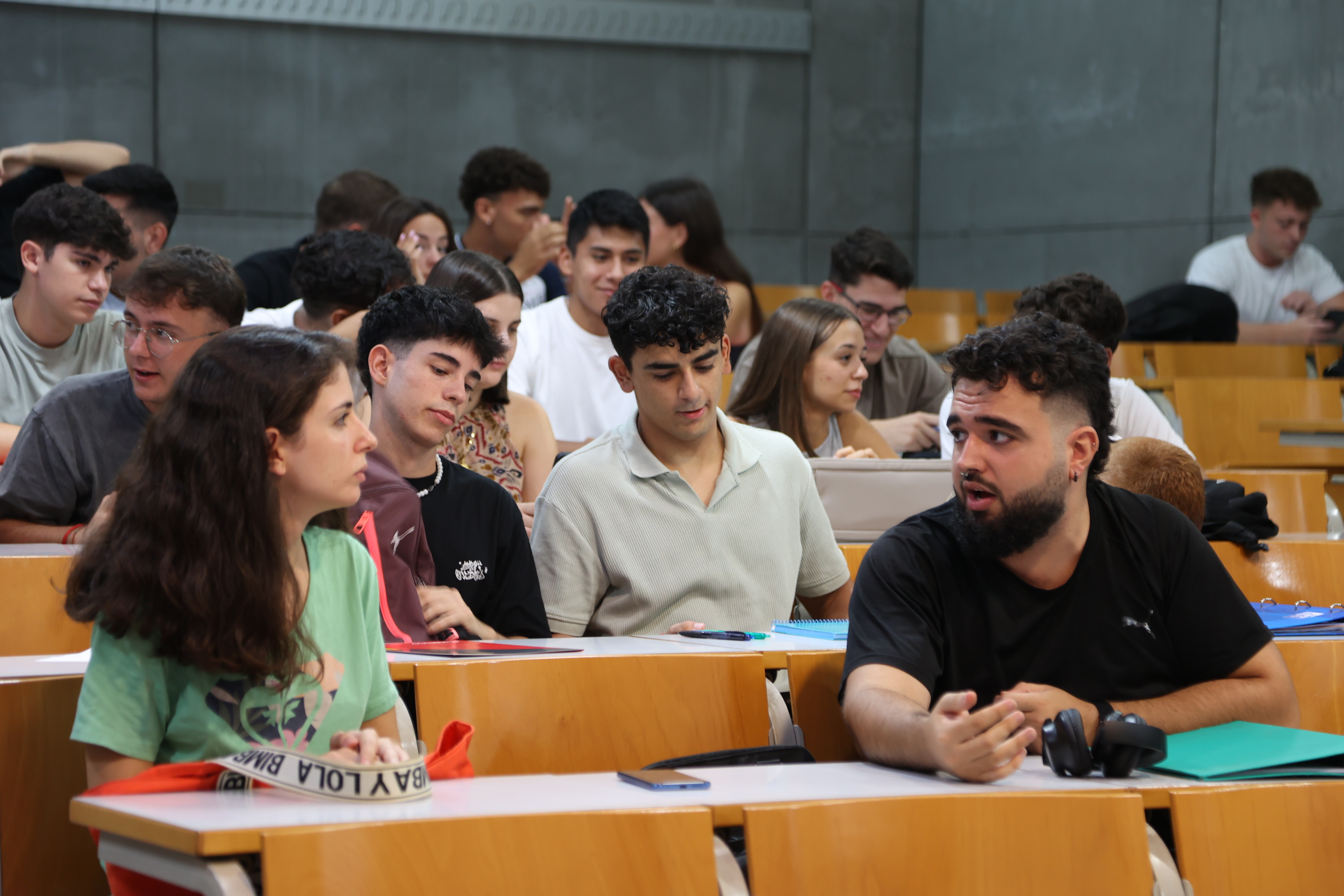 Estudiantes sentados en un aula upct en clase