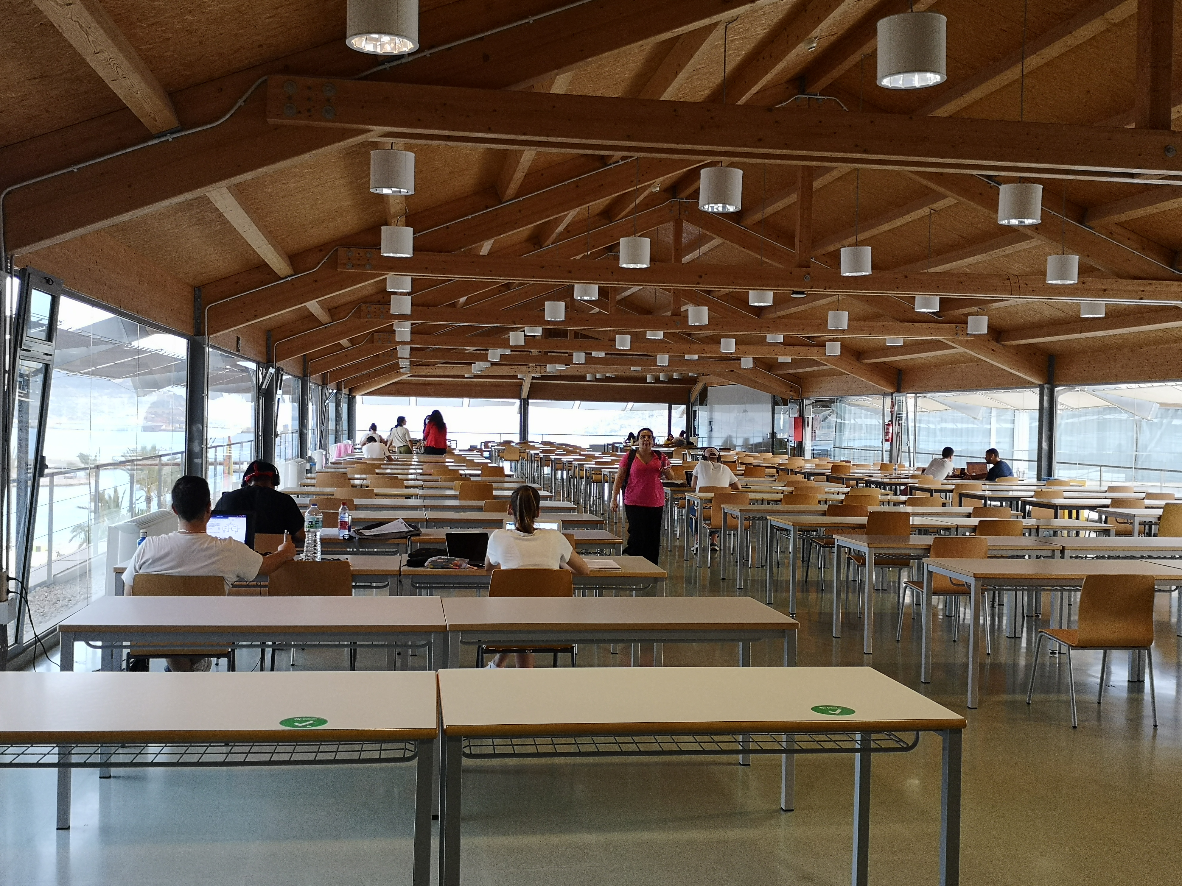 Sala de estudio con estudiantes
