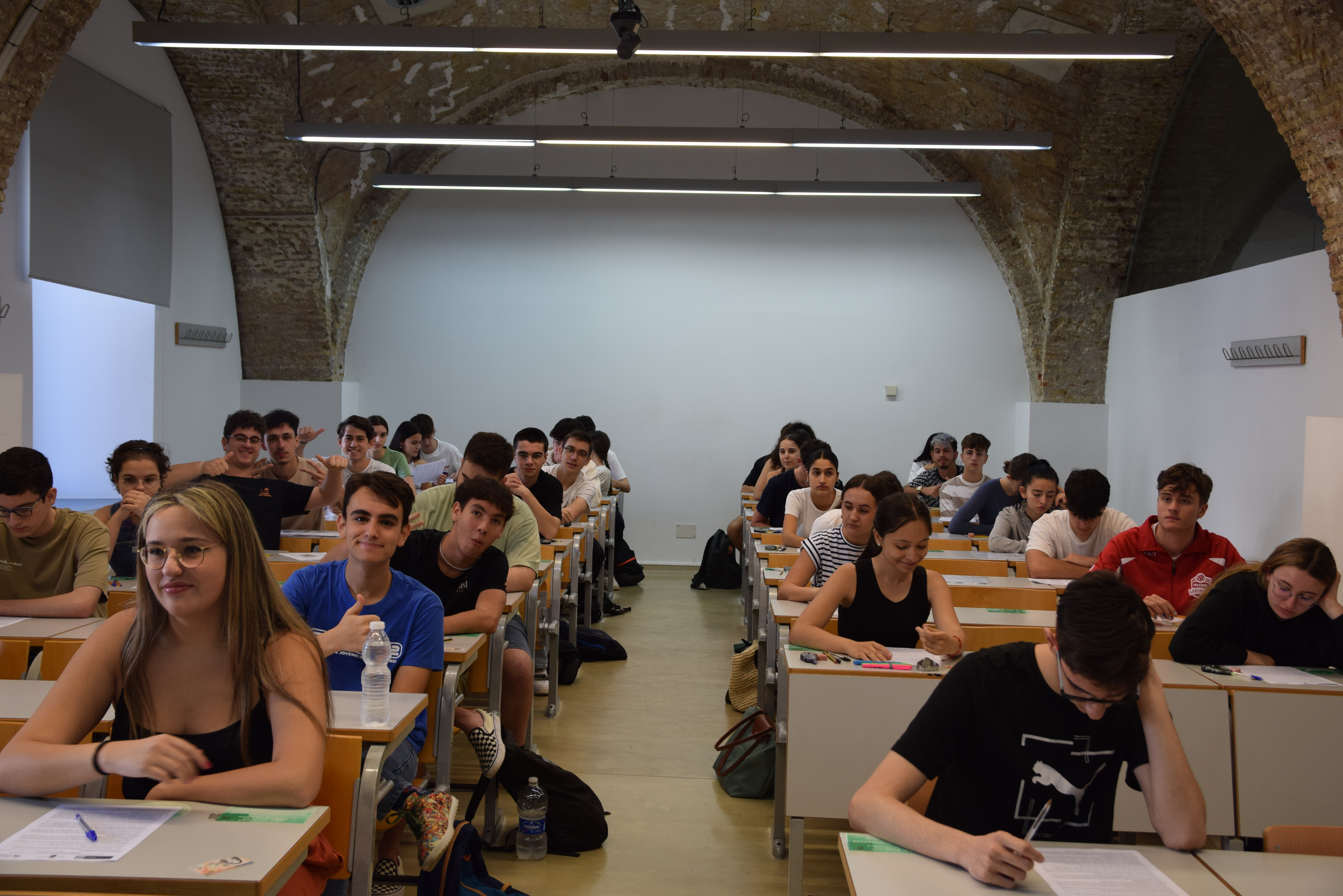 estudiantes sentados en  clase