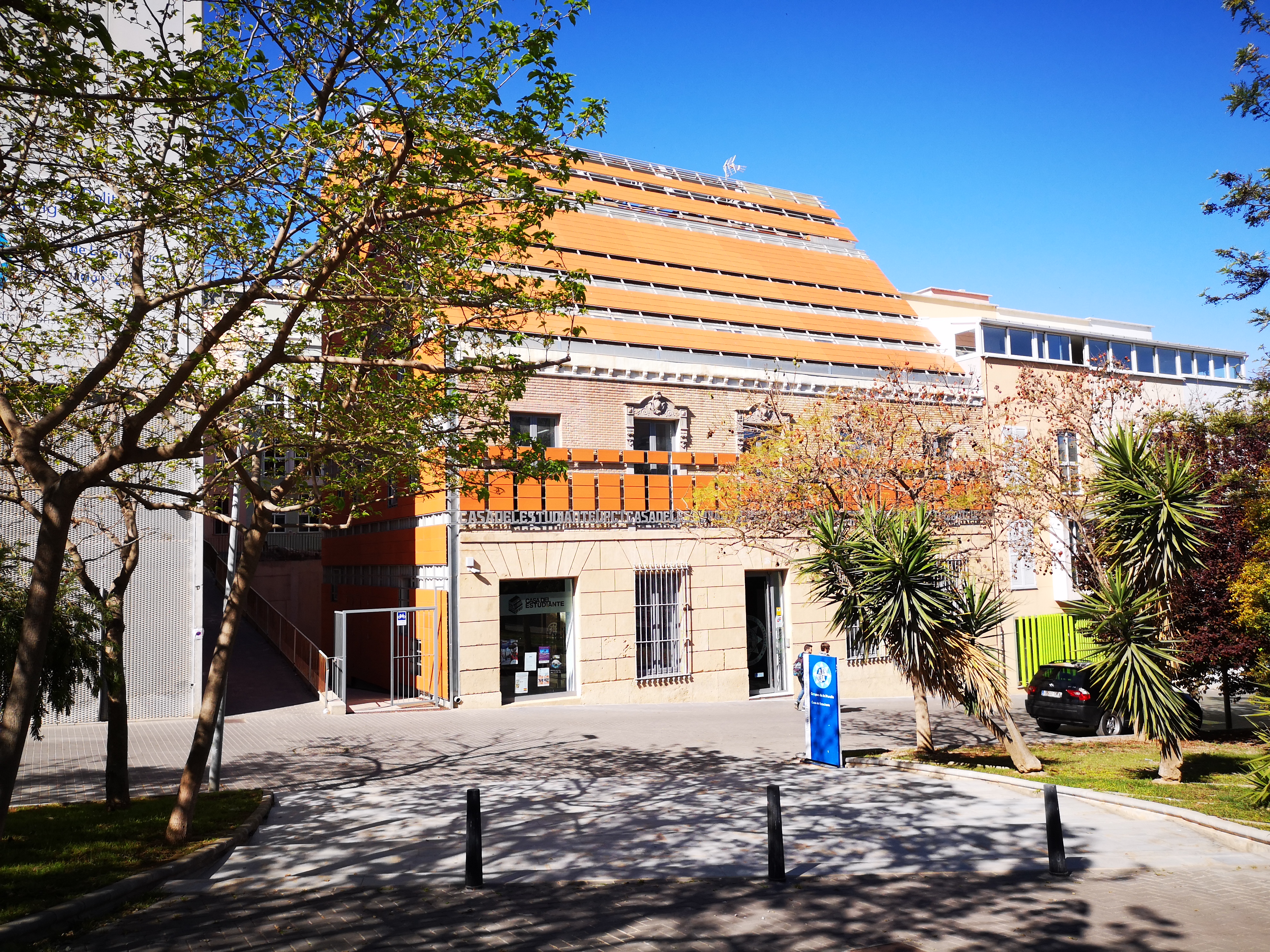 Entrada al edificio de la casa del estudiante UPCT