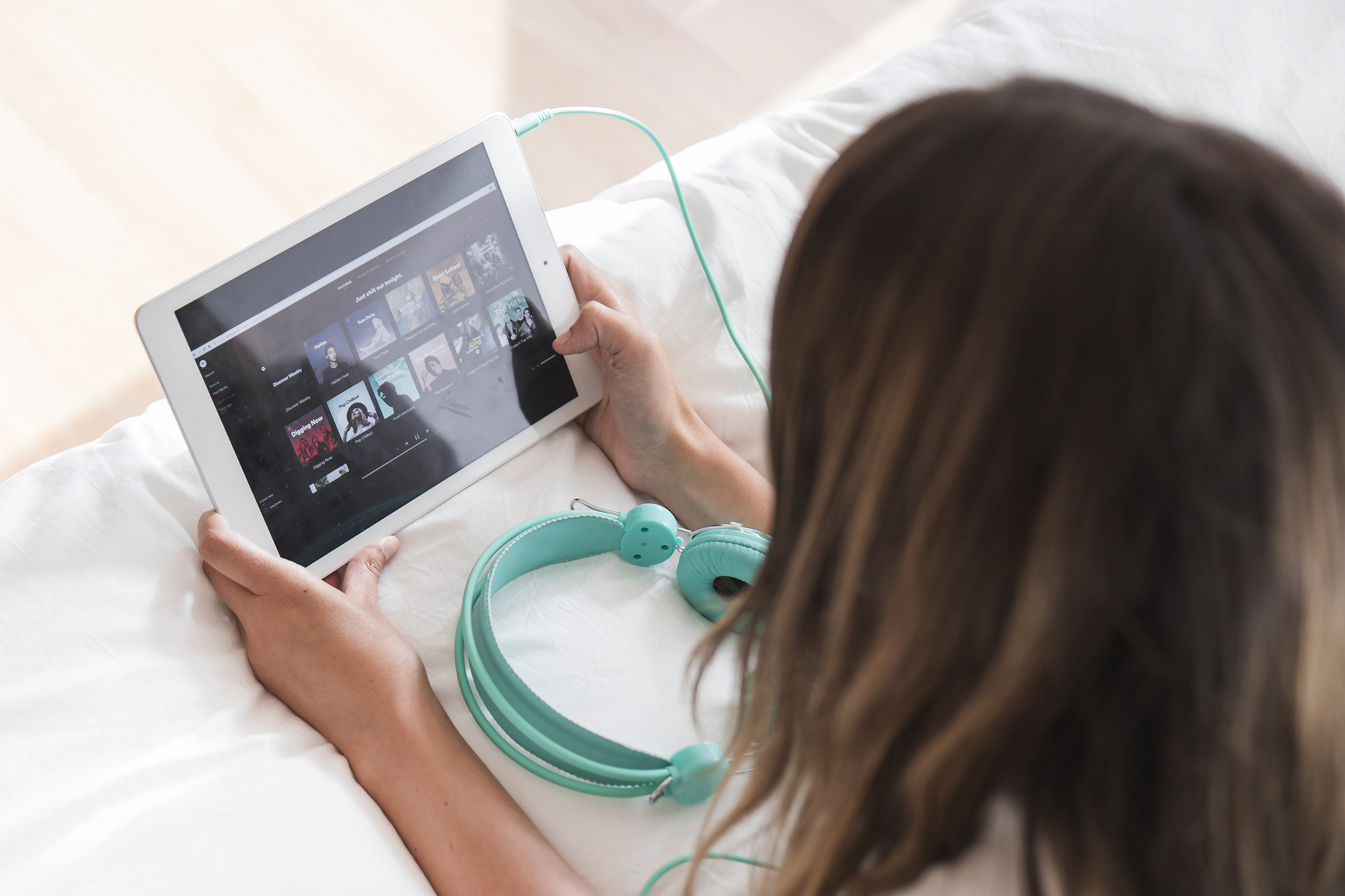 Joven escuchando música en Spotify